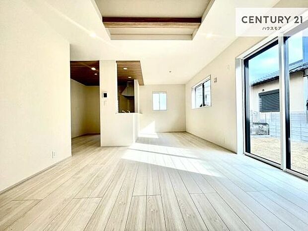 開放感のある広々LDK!ソファーやダイニングテーブルを置いても窮屈にならないので快適に過ごせます!コミュニケーションが取りやすいリビングです!