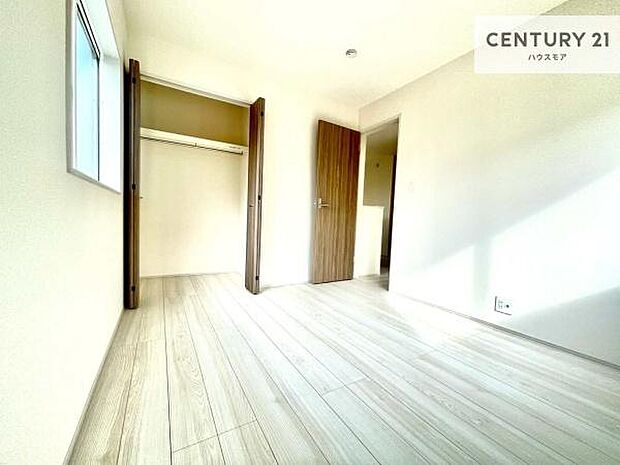 掃き出し窓がないお部屋は、お子様のお部屋としても安心です!収納スペースも充実しているので散らかったお部屋をサッと片付けられます!