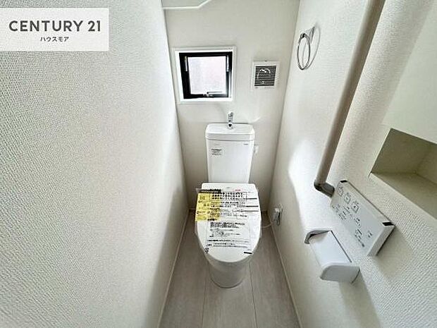 1・2階にトイレがございます!朝の忙しい時間帯も待たずにすみそうですね。白を基調とした清潔感のあるトイレでお手入れがしやすいです!