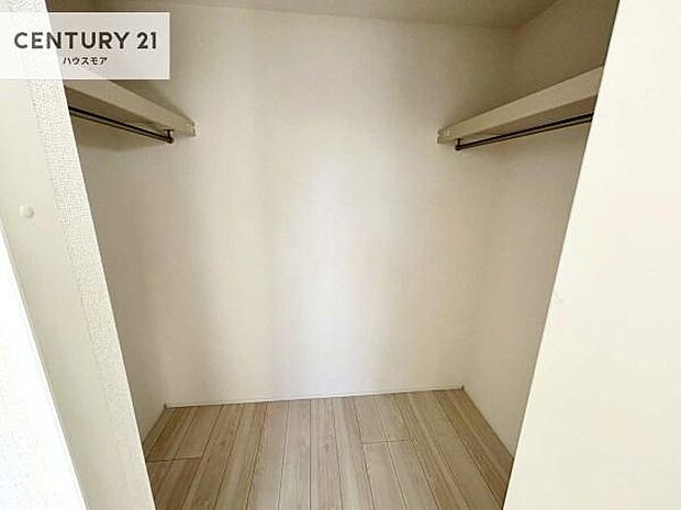 ウォークインクローゼット付きです。たくさんのお洋服などを収納しておけそうですね!他にも扇風機や加湿器など季節物の大きな家電も収納できます!