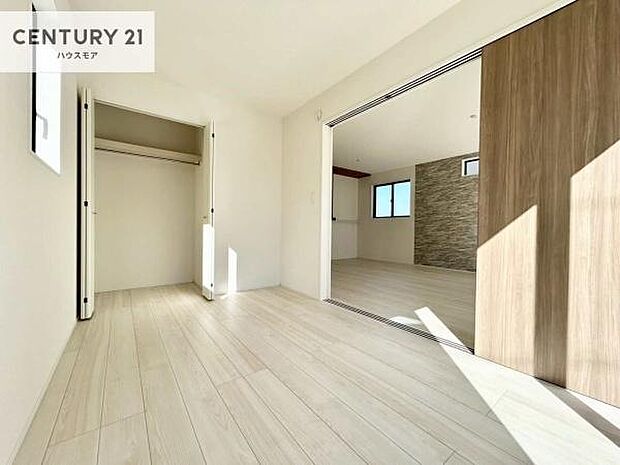 リビングと隣接した洋室です!家事の休憩スペースやキッズスペースとして活用するのもよさそうですね!