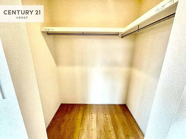 ウォークインクローゼット付きです。たくさんのお洋服などを収納しておけそうですね!他にも扇風機や加湿器など季節物の大きな家電も収納できます!
