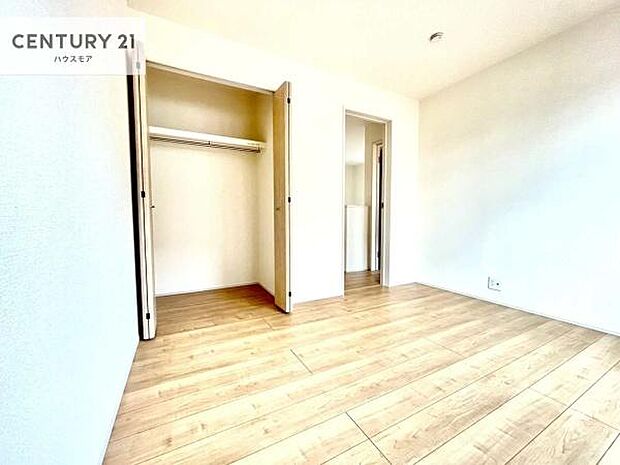 収納スペースがついています!居室をスッキリ整頓する事ができますね。家具を選ばないシンプルなデザインの為、家具を選ばずお気に入りの空間作りができそうですね。