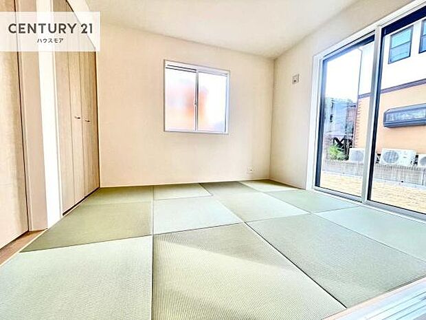 タタミの香りが安らぎを与える、リラックス空間。窓も大きく開放感のある和室となっております。日本人の心感じる「和」の空間。