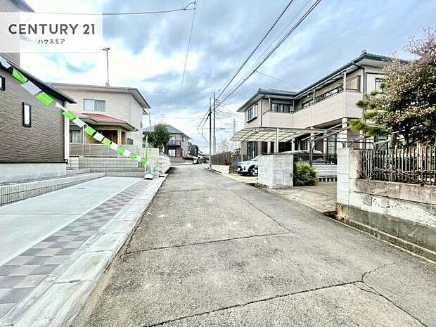 前面道路4.9m。陽当り良好な立地です。車庫入れが苦手な方も安心ですね。