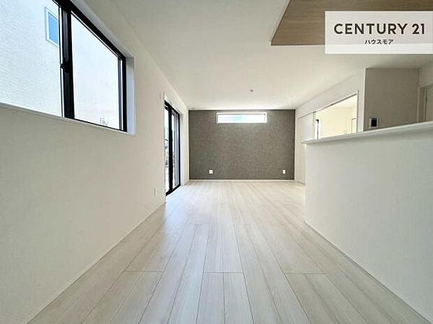 開放感のある広々LDK!ソファーやダイニングテーブルを置いても窮屈にならないので快適に過ごせます!コミュニケーションが取りやすいリビングです!