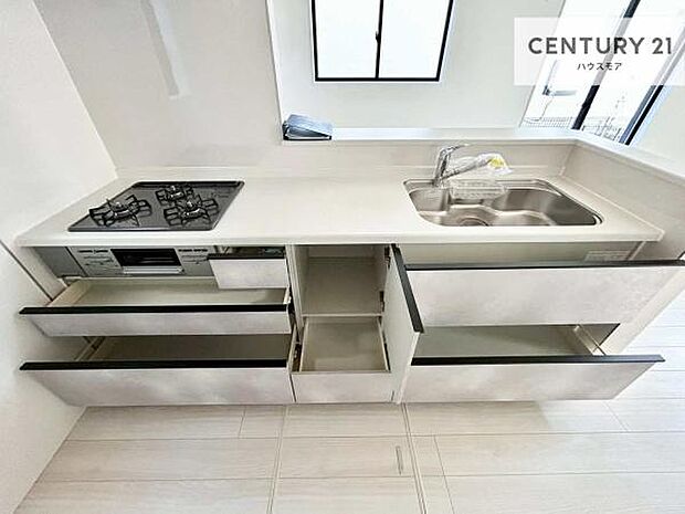 収納スペースが豊富で、調理スペースがスッキリと片付きひろ〜く活用できます!快適に作業ができます!毎日の料理が捗ります!