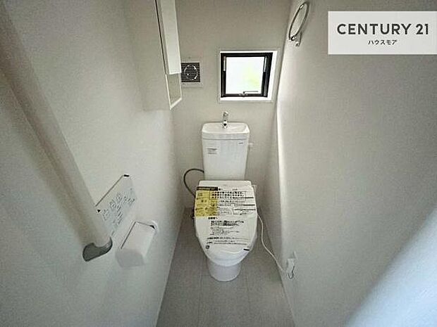 1・2階にトイレがございます!朝の忙しい時間帯も待たずにすみそうですね。白を基調とした清潔感のあるトイレでお手入れがしやすいです!