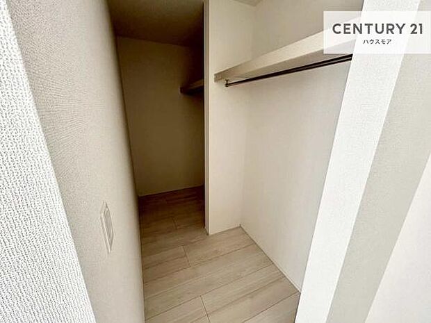 ウォークインクローゼット付きです。たくさんのお洋服などを収納しておけそうですね!他にも扇風機や加湿器など季節物の大きな家電も収納できます!