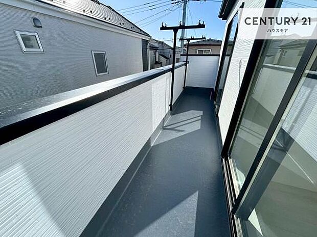 広々としているバルコニーです!お洗濯物を干すのはもちろん風に当たりながらくつろぎタイムが送れます!