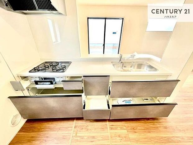 収納スペースが豊富で、調理スペースがスッキリと片付きひろ〜く活用できます!快適に作業ができます!毎日の料理が捗ります!