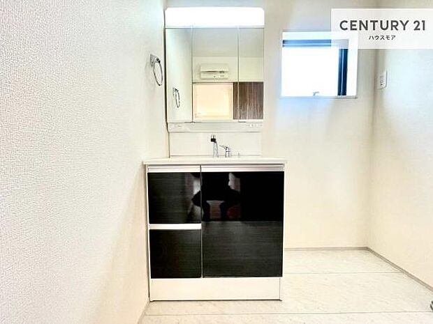 小窓付きの明るい洗面室です!湿気もすぐに入れ替えができて清潔に保つことができます!自然光が差し込むのでお化粧の仕上がりも良くなりますね!