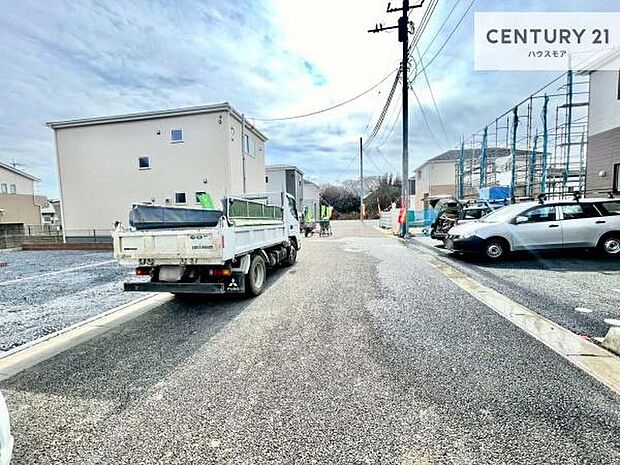 前面道路6m!陽当り良好な立地です。車庫入れが苦手な方も安心ですね。