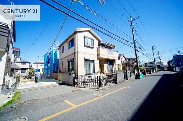 前面道路4m!陽当り良好な立地です。車庫入れが苦手な方も安心ですね。