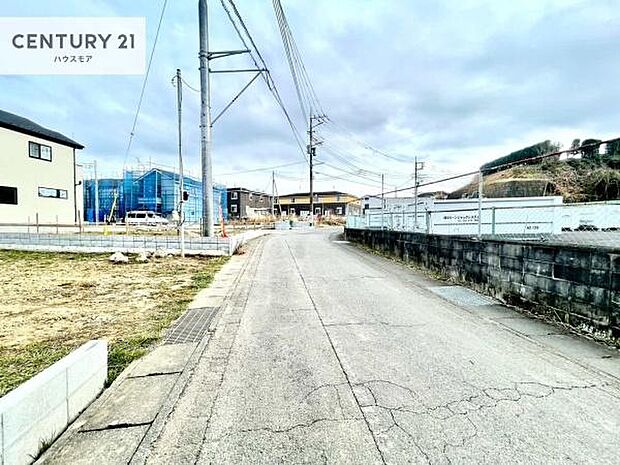 前面道路は6m×5m!陽当り良好な立地です。車庫入れが苦手な方も安心ですね。