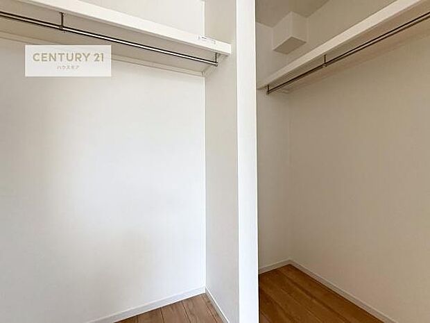 ウォークインクローゼット付きです。たくさんのお洋服などを収納しておけそうですね!他にも扇風機や加湿器など季節物の大きな家電も収納できます。(同仕様)