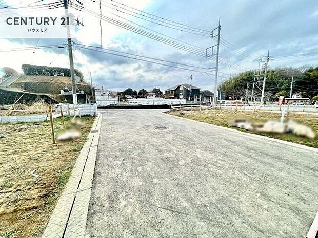 前面道路は6m!陽当り良好な立地です。車庫入れが苦手な方も安心ですね。