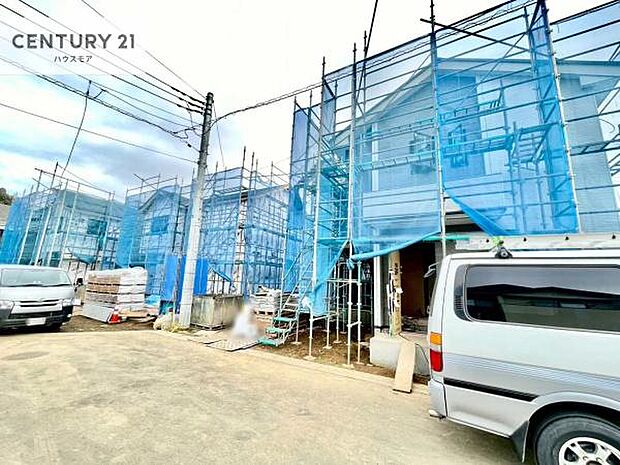 駐車スペースは2台分あります!セカンドカーはもちろん、バイクや自転車なども置き場所に困りません。