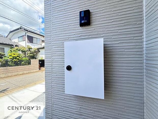 郵便ポスト付きで不在時でも荷物が受け取れてとっても便利！家にいなきゃいけないストレス回避！再配達の手間が省けます！（同仕様）【現地見学会開催中】