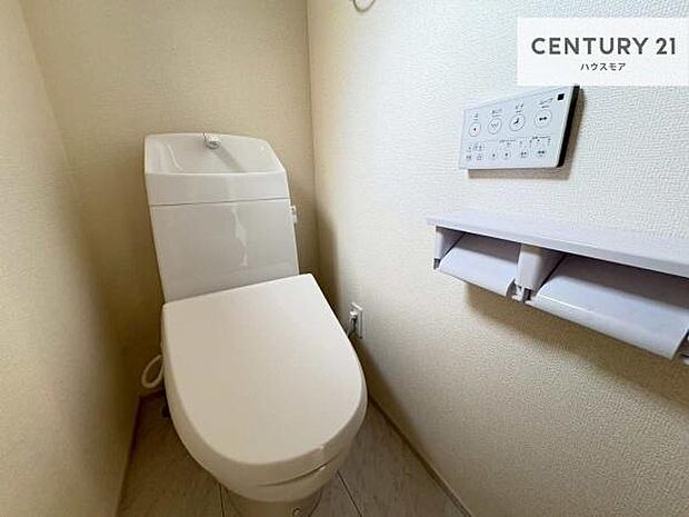 1・2階にトイレがございます!朝の忙しい時間帯も待たずにすみそうですね。白を基調とした清潔感のあるトイレでお手入れがしやすいです!