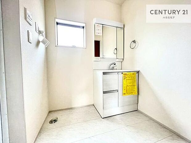 小窓付きの明るい洗面室です!湿気もすぐに入れ替えができて清潔に保つことができます!自然光が差し込むのでお化粧の仕上がりも良くなりますね!