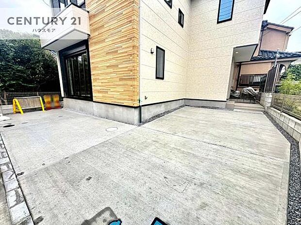 駐車スペースは2台分あります!セカンドカーはもちろん、バイクや自転車なども置き場所に困りません。