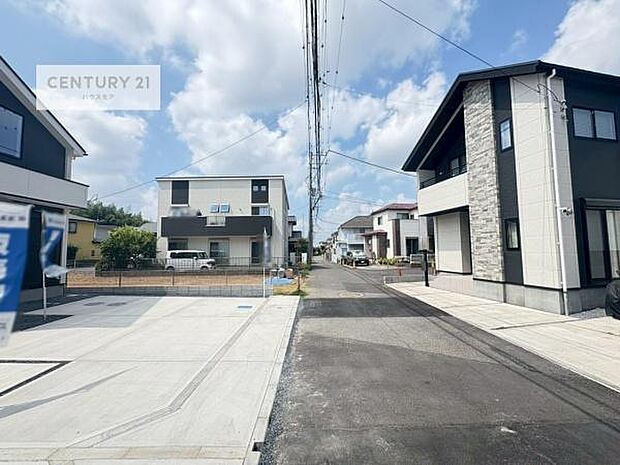 前面道路4m!陽当り良好な立地です。車庫入れが苦手な方も安心ですね。