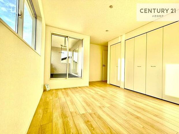 バルコニーに面している洋室です。明るく温もりがあり、換気もしっかりできます!朝起きて、外に出て背伸びをしつつ深呼吸をし良い朝を迎え入れることができます。