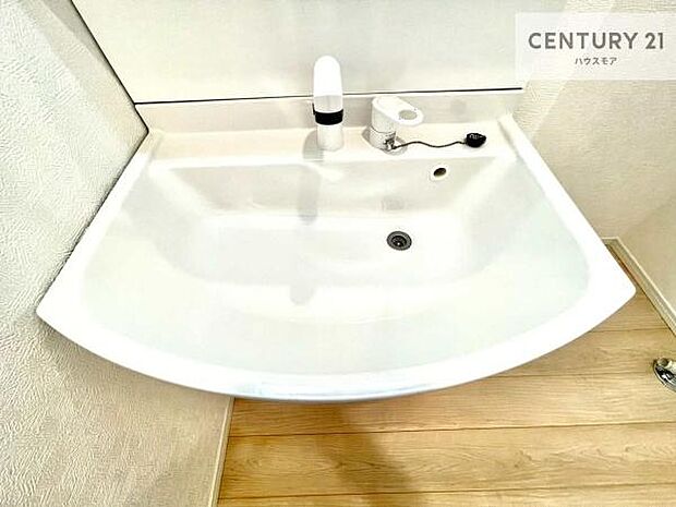 深い洗面台ボウルは、水が跳ねにくいのでお手入れが楽々!清潔感が保てます!キレイな洗面所で自分磨きのモチベーションが上がりますね!