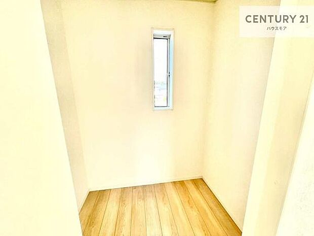 ウォークインクローゼット付きです。たくさんのお洋服などを収納しておけそうですね！他にも扇風機や加湿器など季節物の大きな家電も収納できます。