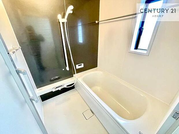 落ち着きある大人の雰囲気のバスルームは、味が出ていてバスタイムが充実!お仕事頑張っているご褒美にお好みの匂いの入浴剤を入れて、楽しんでみてはいかがでしょうか?