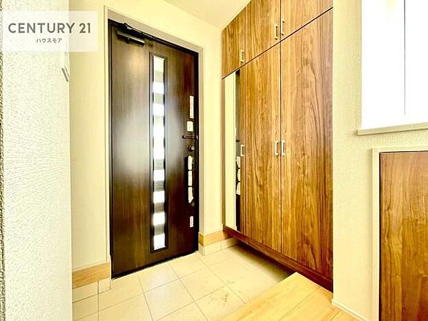 シューズボックス付きなので、玄関が片付きお掃除がしやすいです!スッキリした玄関で戸を開けた瞬間、清潔感のある心地いい空間が出迎えてくれます。