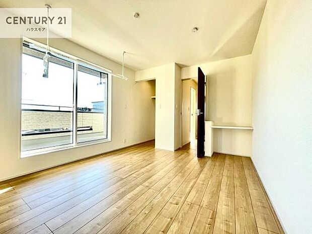 バルコニーに面している洋室です。明るく温もりがあり、換気もしっかりできます!朝起きて、外に出て背伸びをしつつ深呼吸をし良い朝を迎え入れることが出来そうですね!