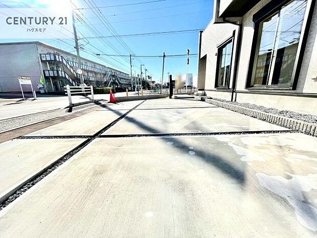 駐車スペースは3台分あります!セカンドカーはもちろん、バイクや自転車なども置き場所に困りません。