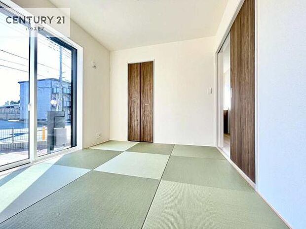 タタミの香りが安らぎを与える、リラックス空間。窓も大きく開放感のある和室となっております。日本人の心感じる「和」の空間。井草の香り漂う空間は癒しのひと時を演出してくれます!