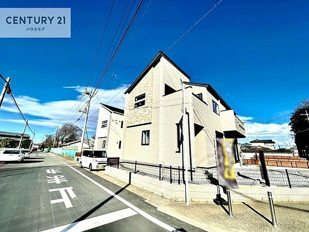 前面道路ゆとりある6.3m×7.2m!陽当り、通風良好な角地です。車庫入れが苦手な方も安心ですね。