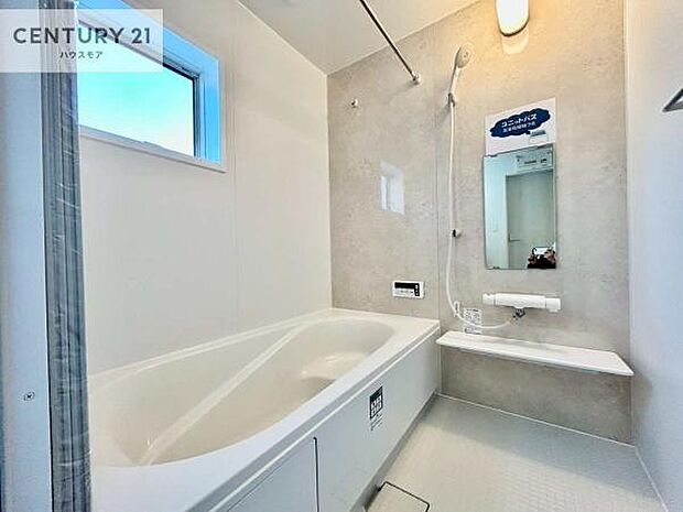 白を基調とした清潔感のあるバスルーム!快適なバスタイムが送れます!1日の疲れをしっかりと癒してくれる素敵なリラクゼーション空間になりそうですね。