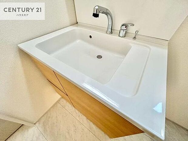 深い洗面台ボウルは、水が跳ねにくいのでお手入れが楽々!清潔感が保てます!キレイな洗面所で自分磨きのモチベーションが上がりますね!