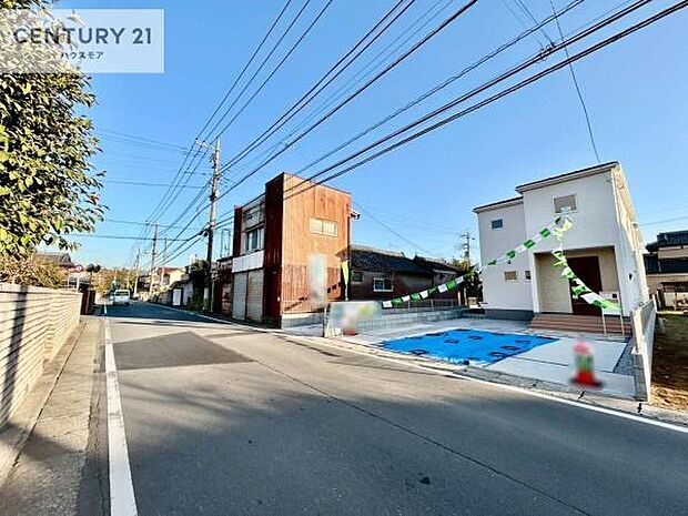 前面道路6.5m!陽当り良好な立地です。車庫入れが苦手な方も安心ですね。