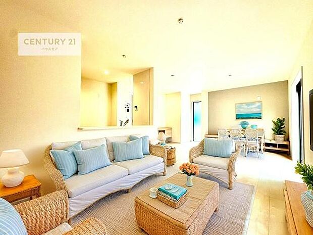 家具はCGパースです。優しい陽だまりがリビングを包んでくれて居心地の良い空間を演出してくれます!くつろぎの時間を過ごせます!