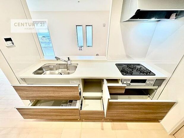 収納スペースが豊富で、調理スペースがスッキリと片付きひろ〜く活用できます!快適に作業ができます!毎日の料理が捗ります!