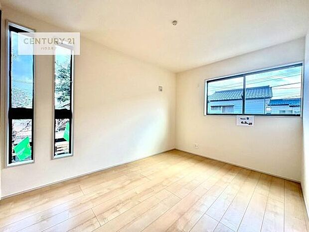 明るい室内は、風通しも良く、明るく大変居心地の良い空間となっております。リラックスして過ごせる心地の良いお部屋です!朝の目覚めがスッキリしますね!