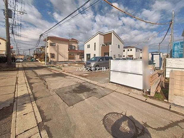 前面道路は4m!陽当り良好な立地です。車庫入れが苦手な方も安心ですね。