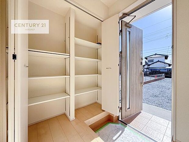 疲れて帰ってきても、ただいま!を言いたくなる、優しく迎え入れてくれる空間になっています。明るく温もり溢れる玄関です!(同仕様)