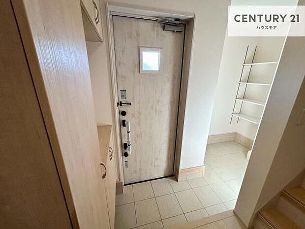 玄関収納が充実しているので、玄関周りがスッキリ片付き来客時に靴の置き場に困りません!