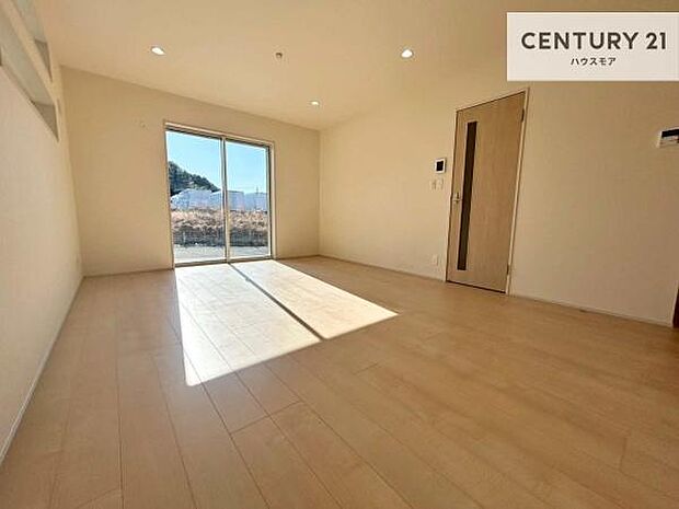 大きな窓からたっぷりの陽ざしが入る明るいリビング。開放感のあるリビングで家族団らんのくつろぎの時間を過ごせます!