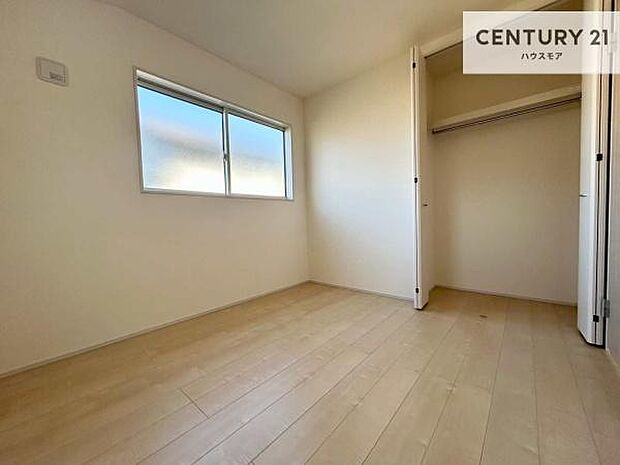 掃き出し窓がないお部屋は、お子様のお部屋としても安心です!収納スペースも充実しているので散らかったお部屋をサッと片付けられます!