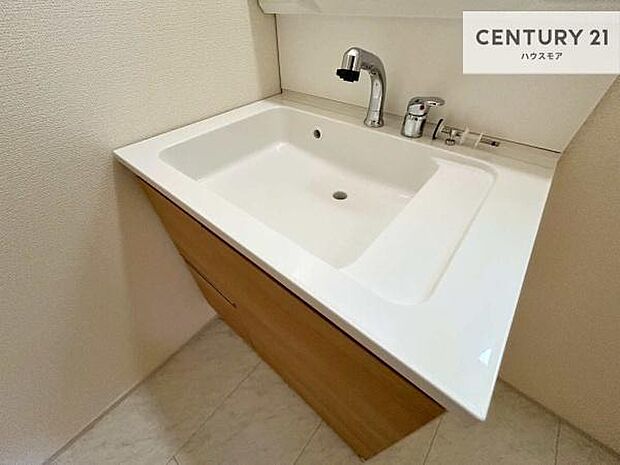 深い洗面台ボウルは、水が跳ねにくいのでお手入れが楽々!清潔感が保てます!キレイな洗面所で自分磨きのモチベーションが上がりますね!