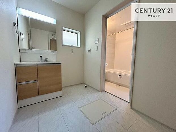 小窓付きの明るい洗面室です!湿気もすぐに入れ替えができて清潔に保つことができます!自然光が差し込むのでお化粧の仕上がりも良くなりますね!