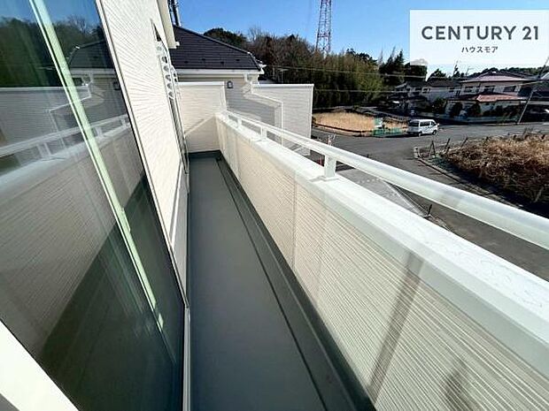 広々としているバルコニーです!お洗濯物を干すのはもちろん風に当たりながらくつろぎタイムが送れます!